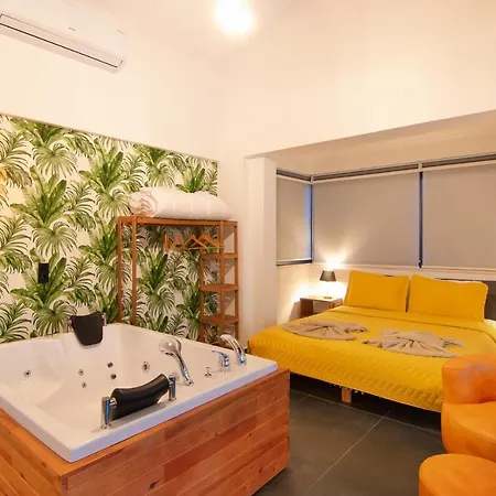 Marvelous With Pool And Jacuzzi In ヴィラ フェティエ