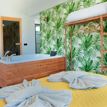 ヴィラ Marvelous With Pool And Jacuzzi In *
